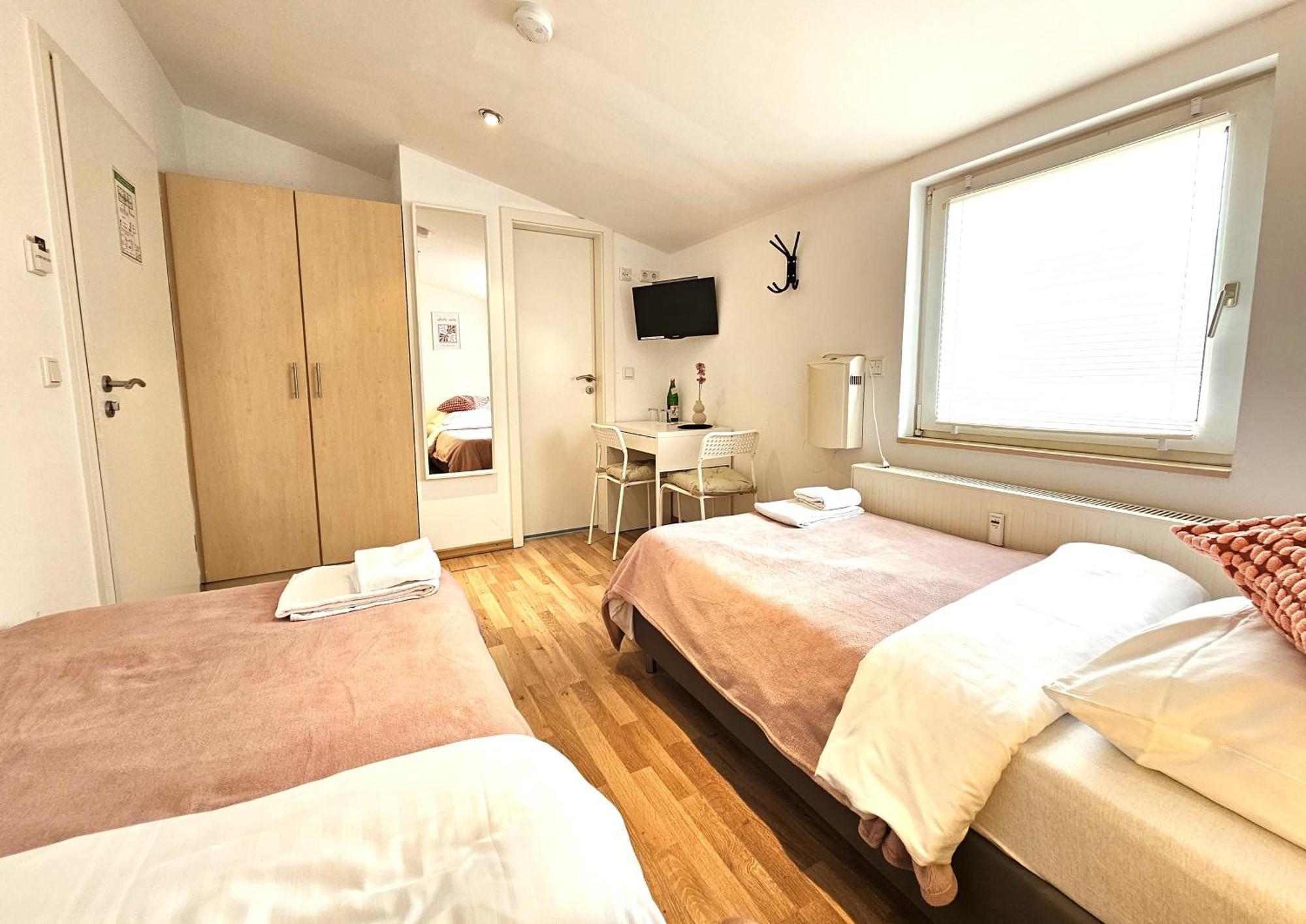 Airport Messe Hotel Dusseldorf Room photo